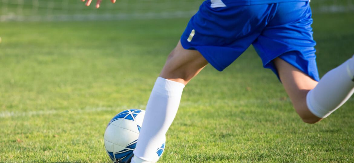 Fußballspieler zielt auf ein Tor