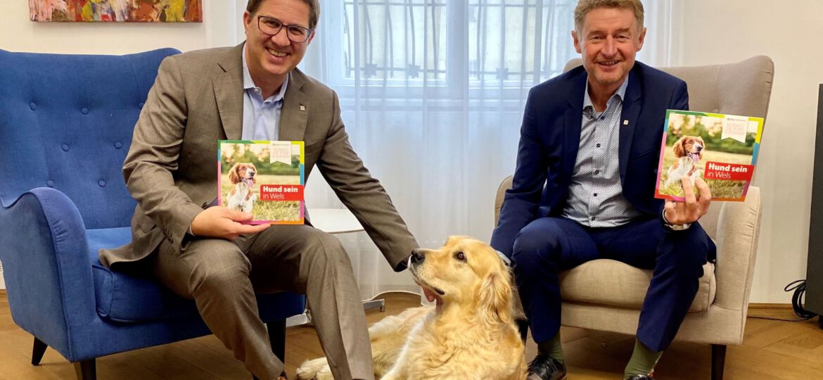 Bürgermeister Dr. Rabl und Vizebürgermeister Kroiß mit Hündin Yoyo und der Hundebroschüre