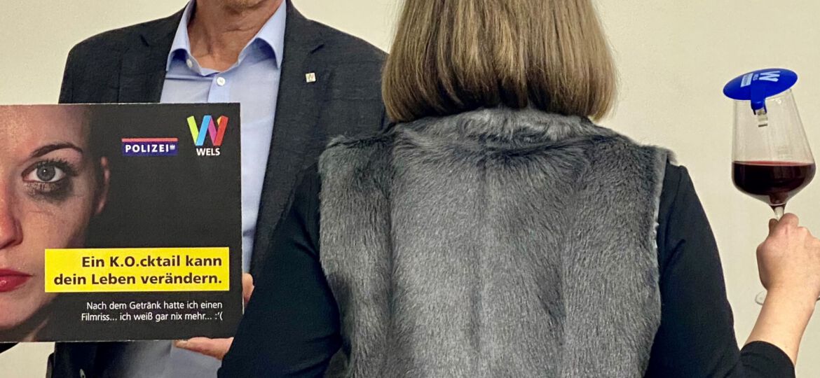 Vizebürgermeister Gerhard Kroiß mit einem Schild zur Informationskampagne gegen K.O.-Tropfen
