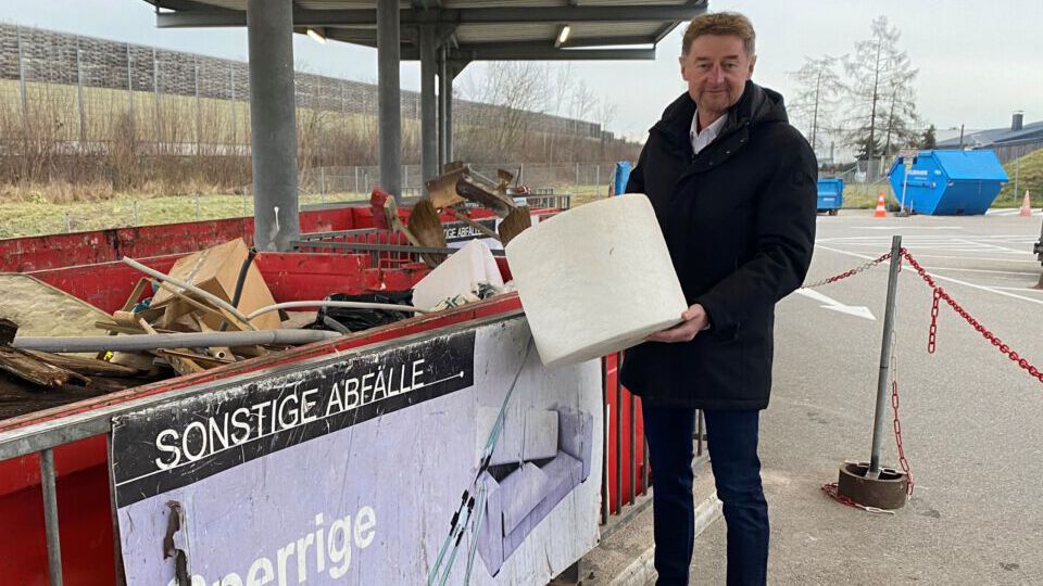 Vizebürgermeister Kroiß im ASZ-Nord vor einem Müllcontainer