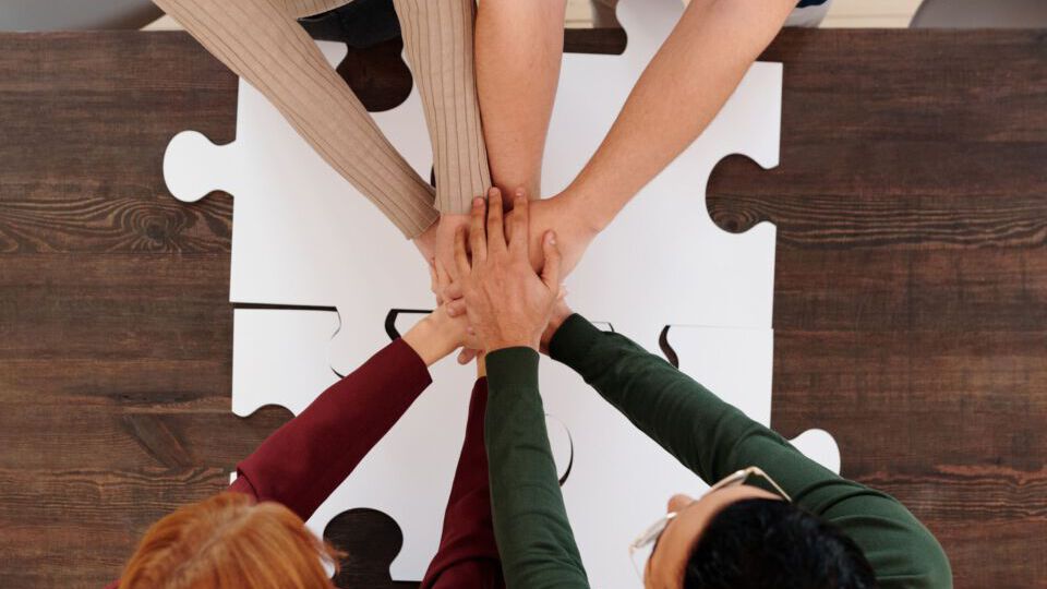 Hände werden als Zeichen der Versöhnung gereicht