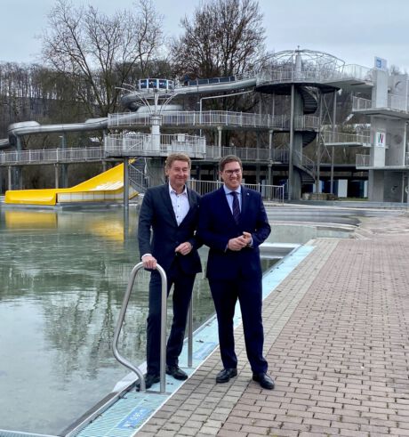 Bürgermeister Dr. Rabl und Vizebürgermeister Kroiß im Welldorado vor dem Sprungturm