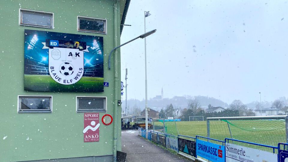 Fußballplatz Blaue Elf Wels mit Vereinsgebäude
