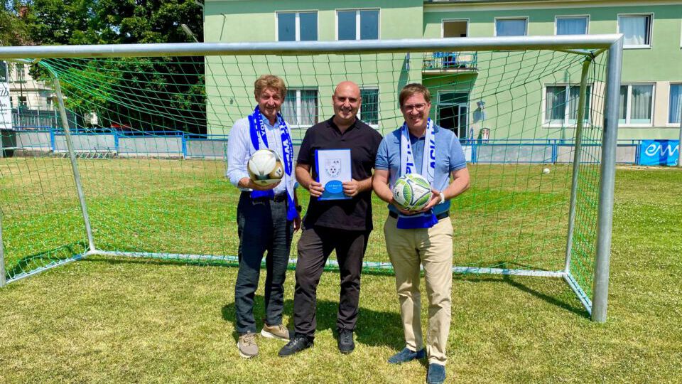Vizebürgermeister Kroiß, Obmann Baurnberger und Bürgermeister Rabl vor einem Fußballtor am Fußballplatz der Blaue Elf