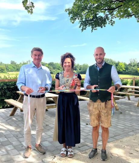 Vizebürgermeister Kroiß, Pächterin des Buffets in der Freizeitanlage und Stadtrat Schäfer im neuen Gastgarten