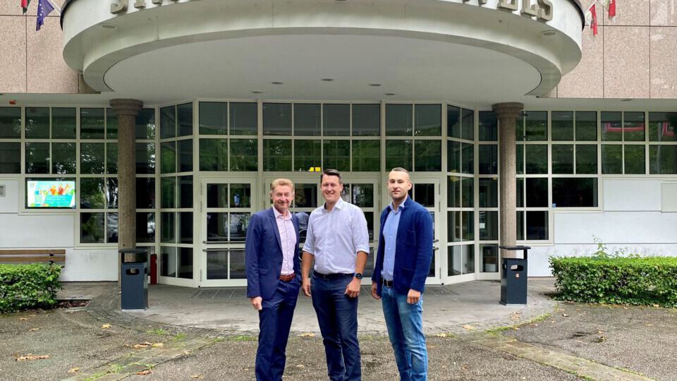Vizebürgermeister Gerhard Kroiß mit Herrn Matlschweiger und Herrn Haidinger vor der Stadthalle Wels