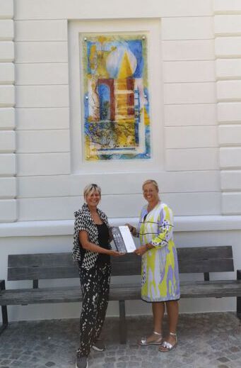 Die Künstlerin Dr. Isabella Scharf-Minichmair mit Vizebürgermeisterin Christa Raggl-Mühlberger