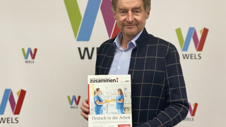 Vizebürgermeister Gerhard Kroiß mit der Integrationsbroschüre