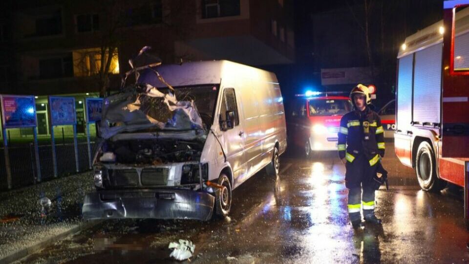 Gesprengter Kastenwagen und die Feuerwehr Wels in der Silvesternacht