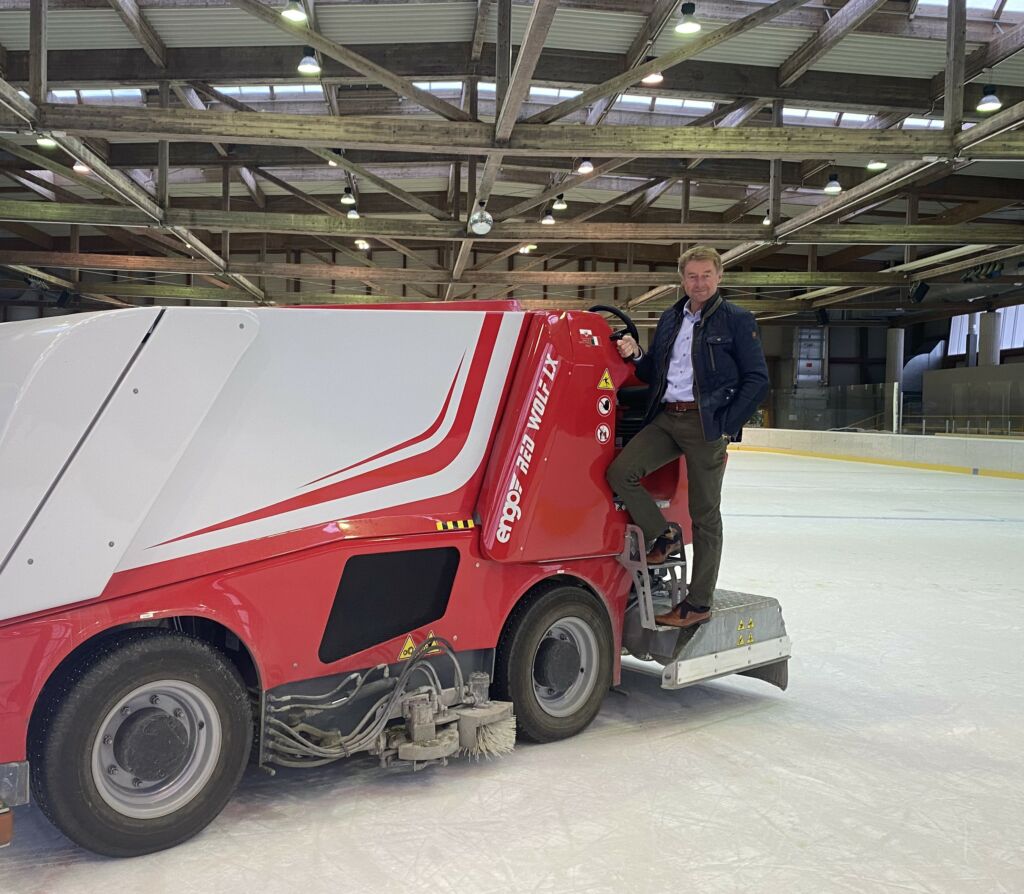 Vizebürgermeister Gerhard Kroiß auf der Eismaschine in der Eishalle in Wels
