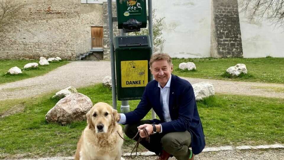 Vizebürgermeister Kroiß mit Hund vor der Hundesackerl-Station am Zwinger in Wels