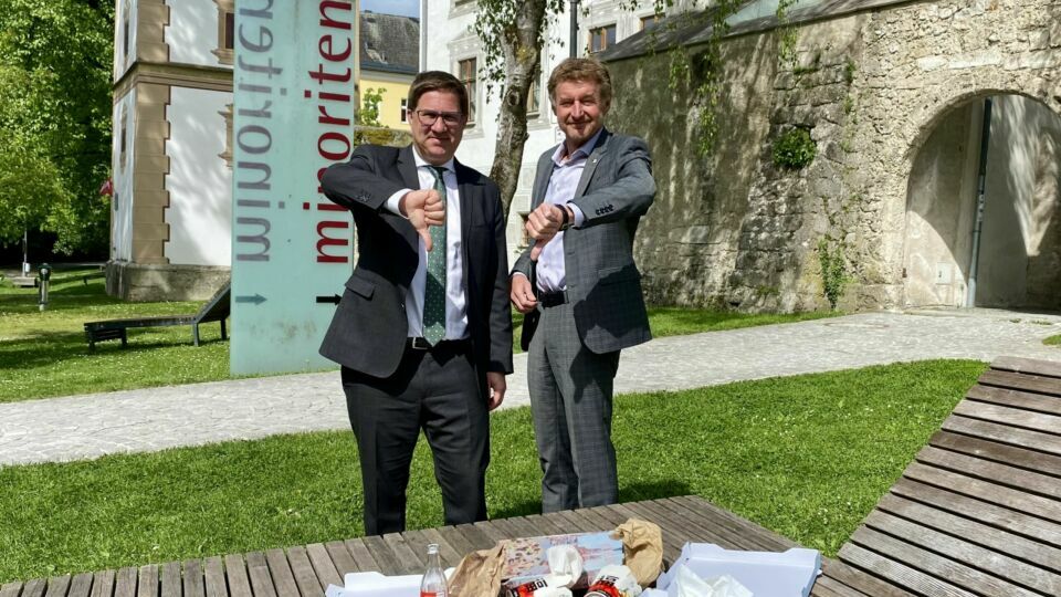 Bürgermeister Dr. Rabl und Vizebürgermeister Kroiß vor achtlos weggeworfenem Müll.