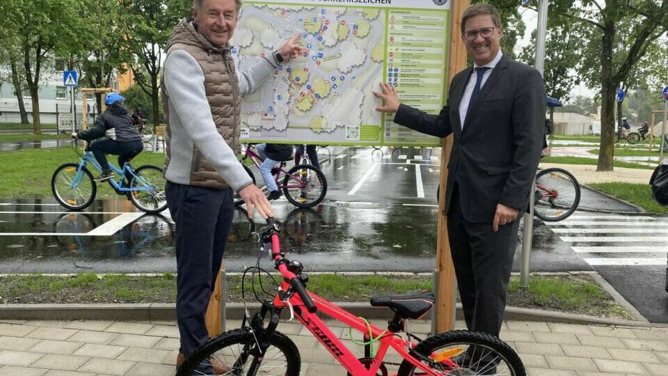 Vizebürgermeister Kroiß und Bürgermeister Dr. Rabl vor dem neuen Verkehrserziehungsgarten