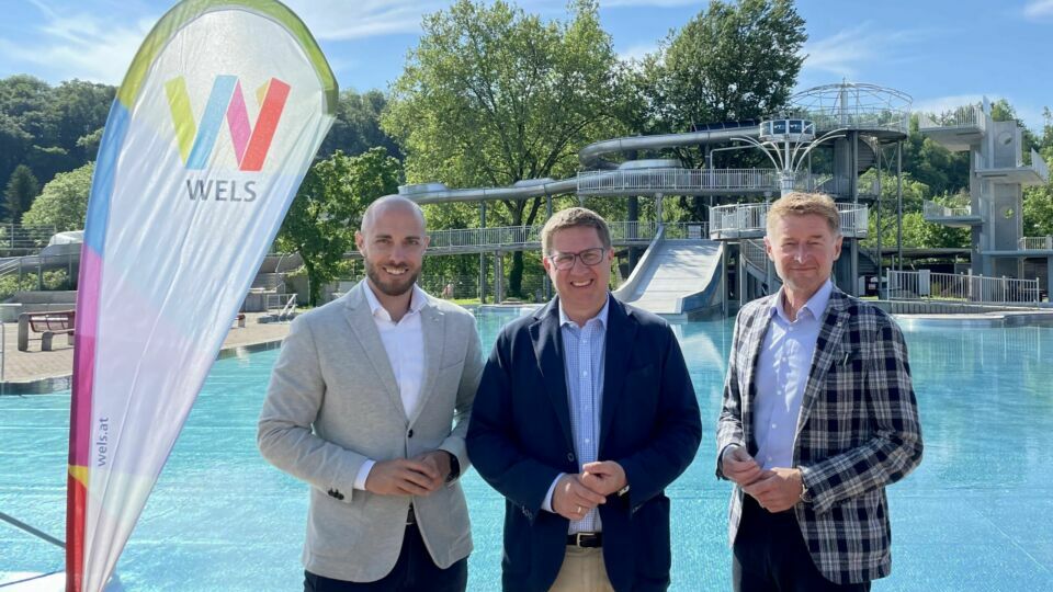 Stadtrat Schäfer, Bürgermeister Dr. Rabl, Vizebürgermeister Kroiß vor dem Sprungturm im Welldorado.