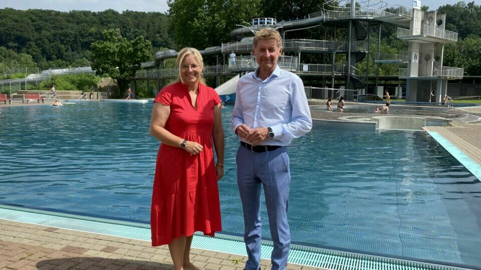 Frau Vizebürgermeister Raggl-Mühlberger und Herr Vizebürgermeister Kroiß vor dem Sprungturm im Welldorado-Freibad