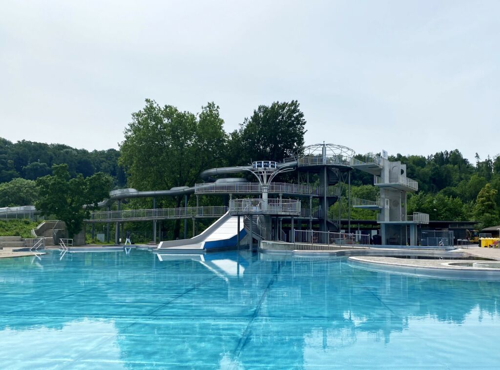Welldorado Freibad mit Sprungturm im Hintergrund