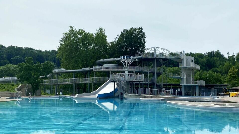 Welldorado Freibad mit Sprungturm im Hintergrund