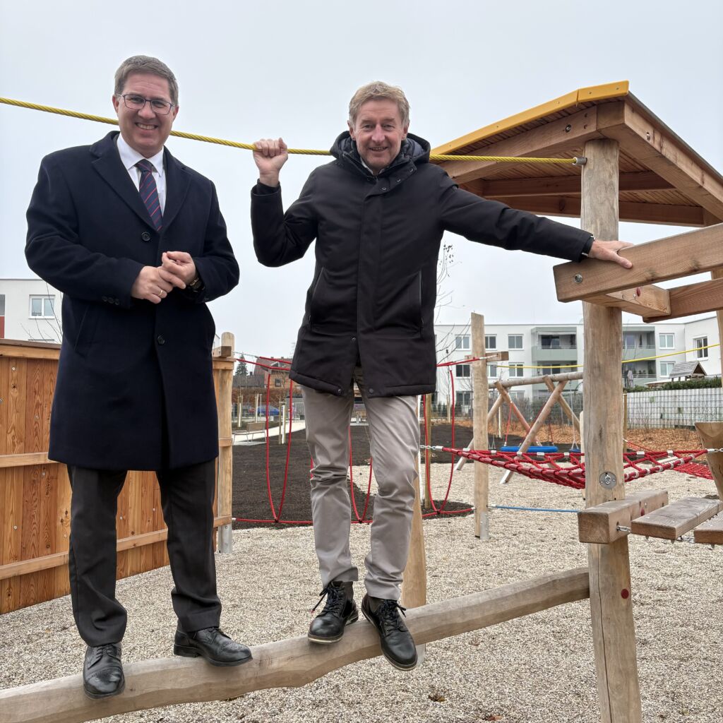 Bürgermeister Dr. Rabl und Vizebürgermeister Kroiß auf dem neuen Spielplatz in der Quergasse