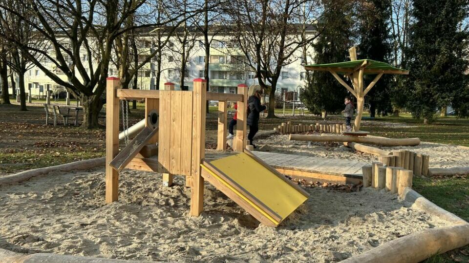 Sandkiste samt neuen Spielgeräten im Park Am Rosenhag