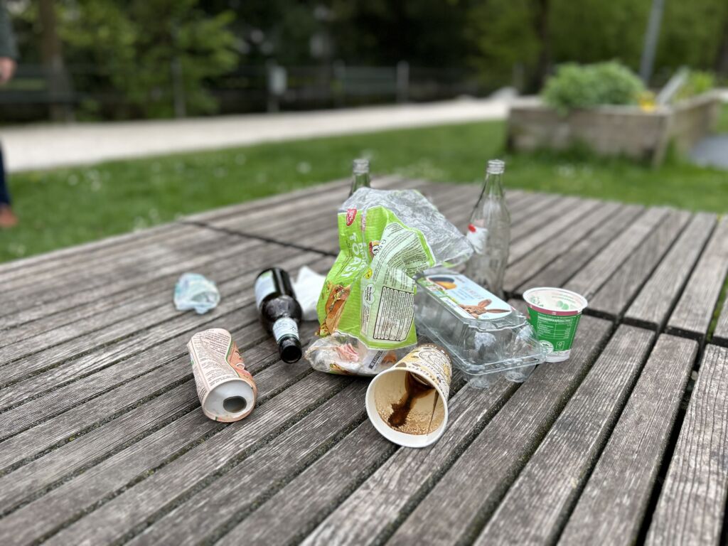 Müll auf Parkbank