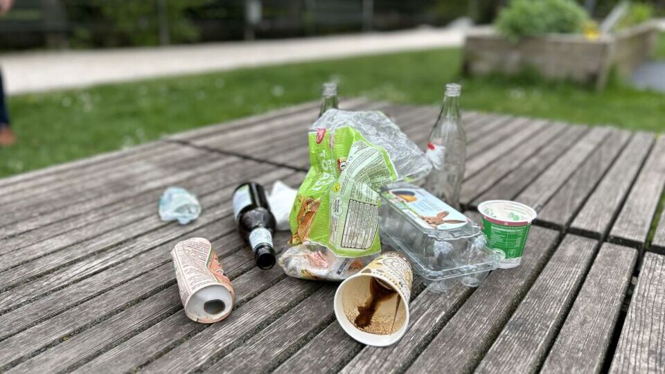 Müll auf Parkbank
