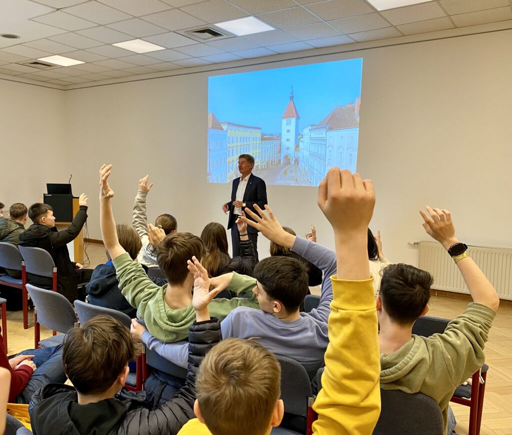 Schüler im Gespräch mit Herrn Vizebürgermeister Gerhard Kroiß
