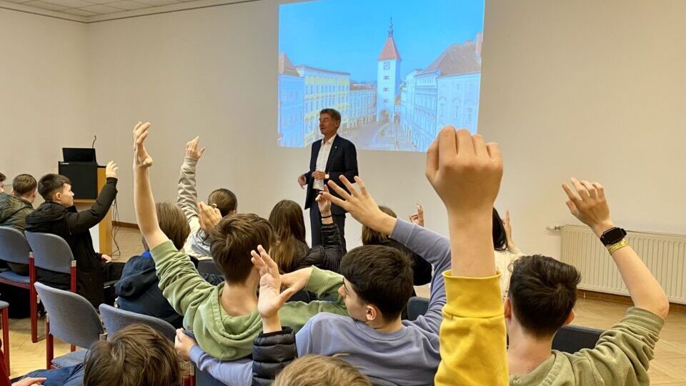 Schüler im Gespräch mit Herrn Vizebürgermeister Gerhard Kroiß