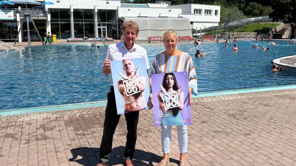 Vizebürgermeister Kroiß und Vizebürgermeisterin Raggl-Mühlberger im Welldorado mit den NoGo-Plakaten