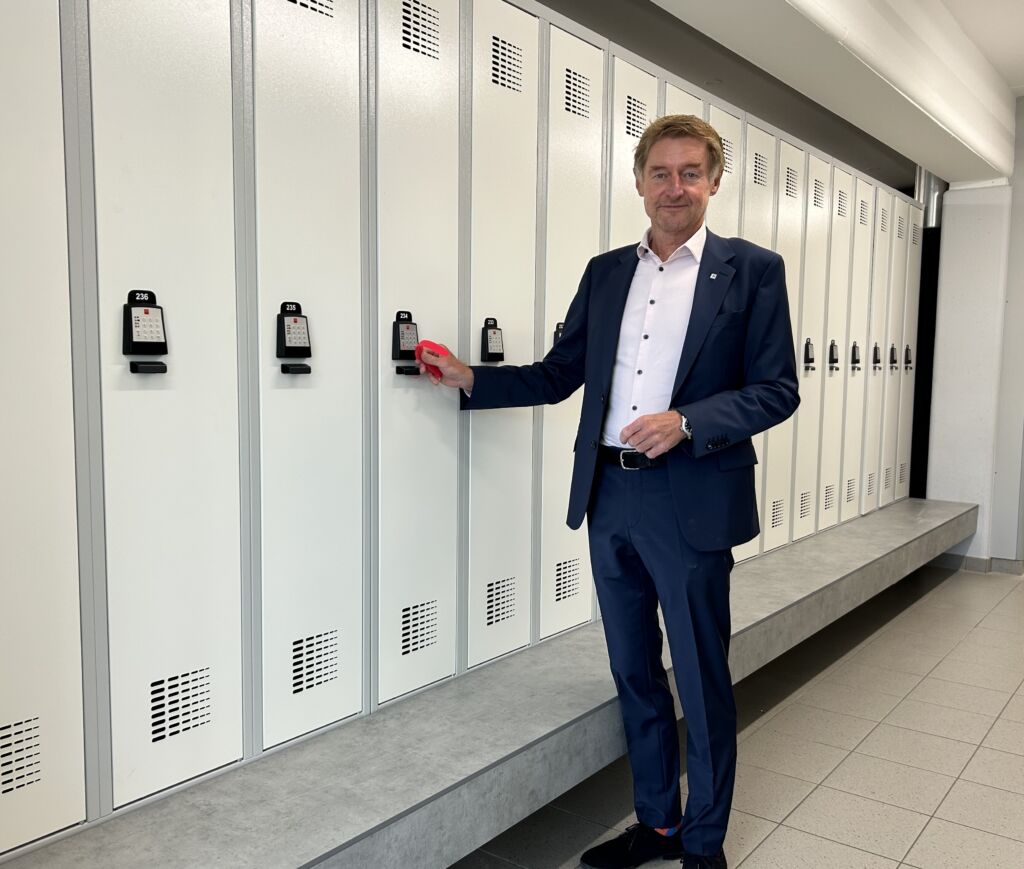 Vizebürgermeister Gerhard Kroiß vor den neuen Spinden im Welldorado