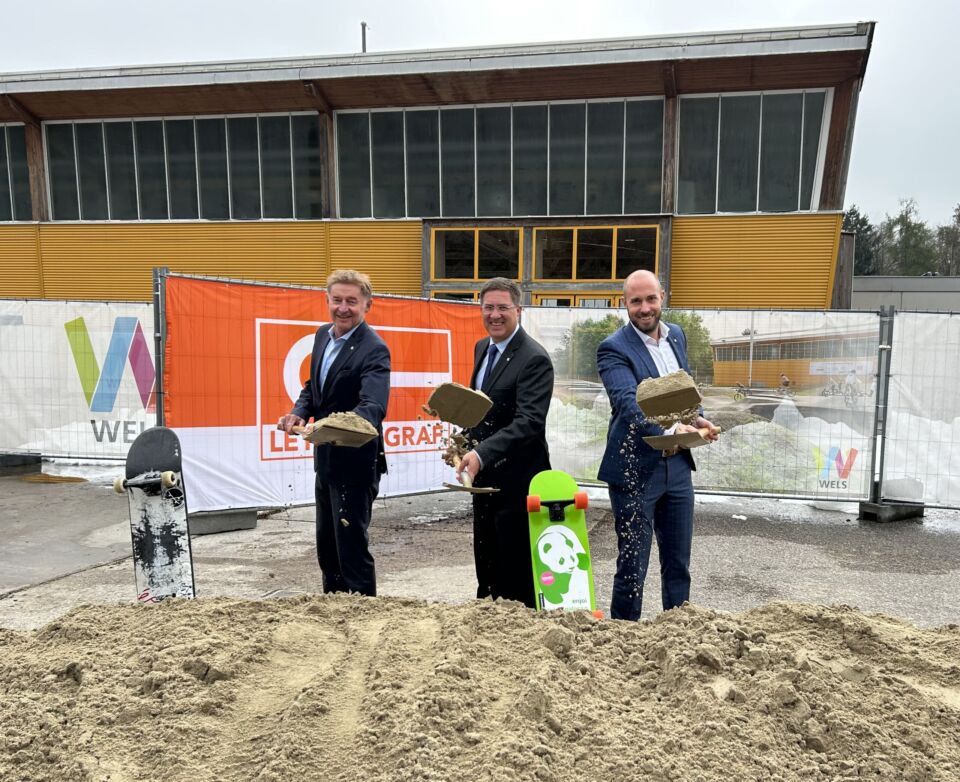 Kroiß, Bürgermeister und Schäfer beim Spatenstich für die Skateboardhalle