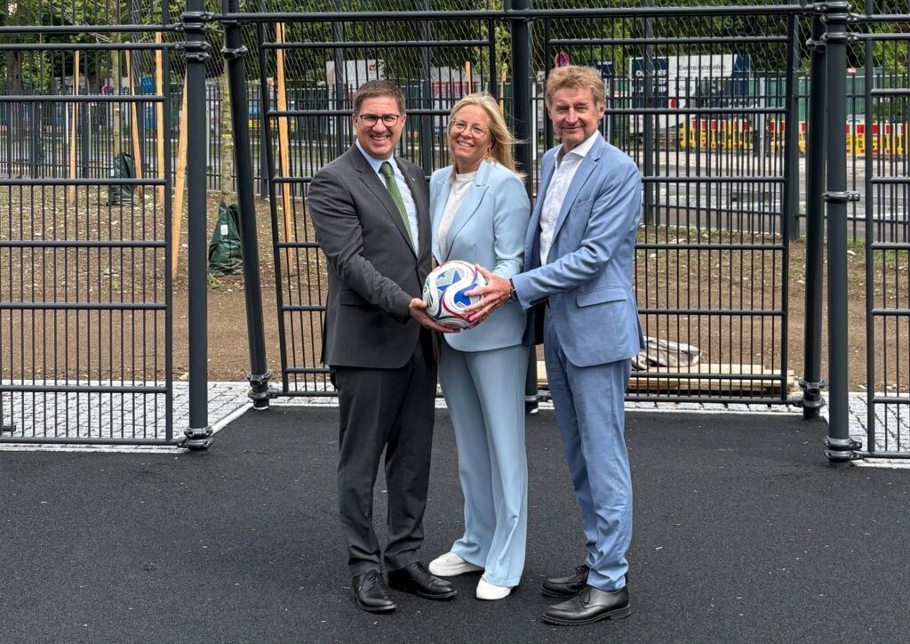 Rabl, Raggl-Mühlberger und Kroiß im neuen Volksgarten vor den Sportgeräten