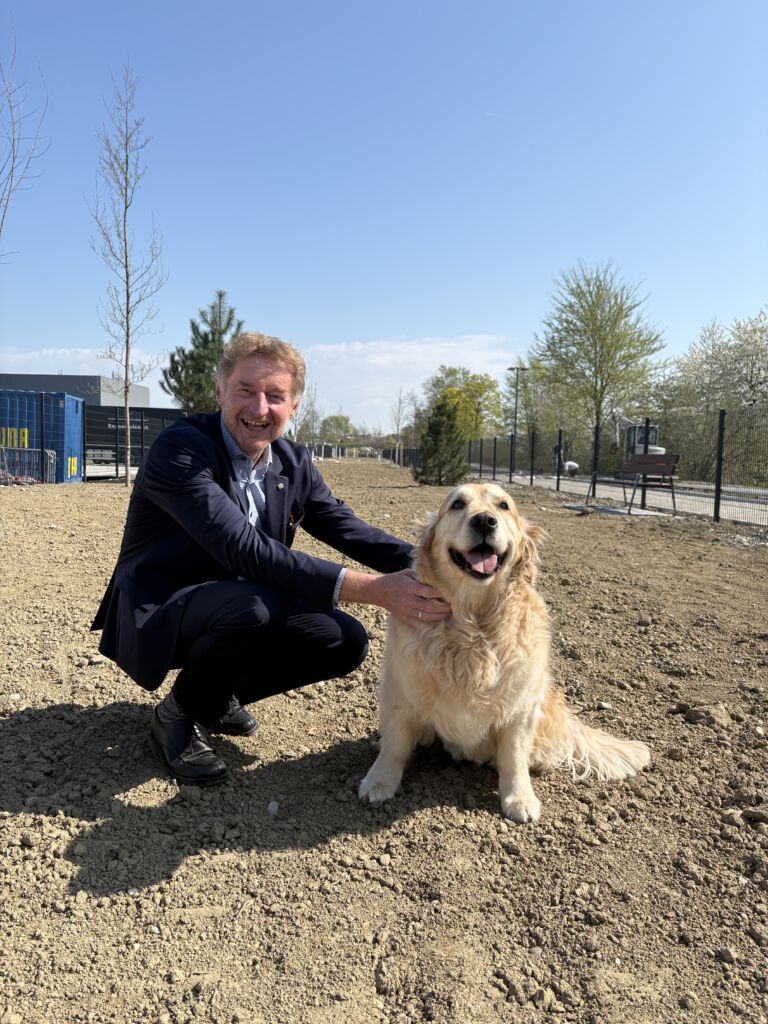 Vizebürgermeister Gerhard Kroiß mit Hund in der Hundefreilaufzone Volksgarten