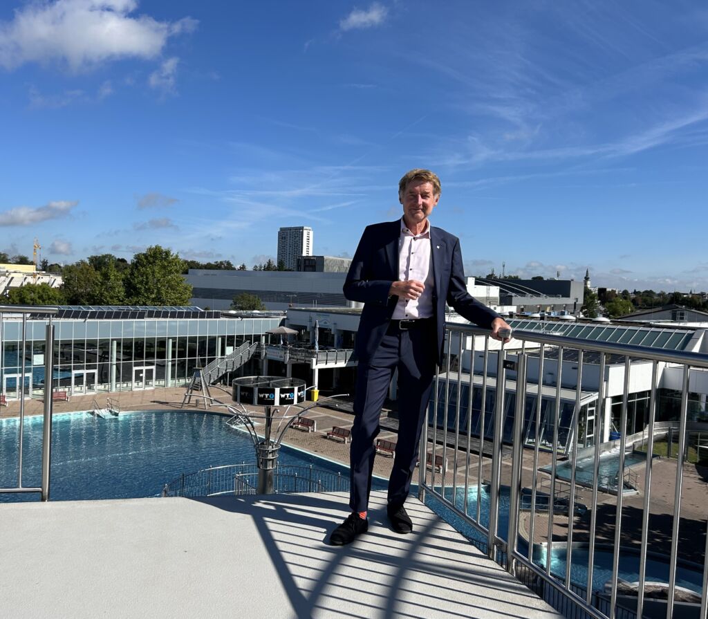 Vizebürgermeister Gerhard Kroiß am Sprungturm im Welldorado Freibad Wels