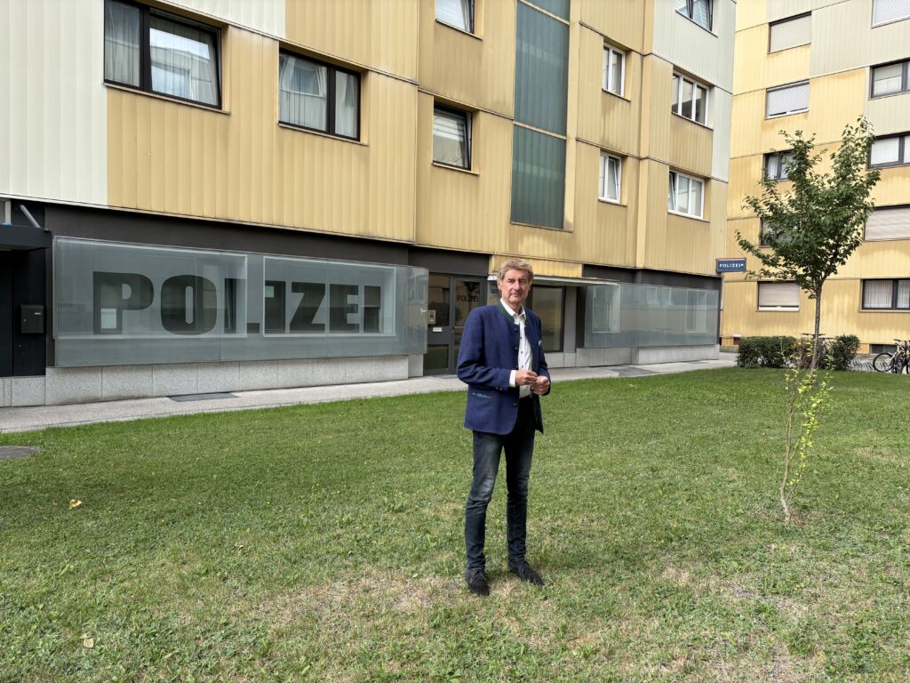 Vizebürgermeister Kroiß vor der Polizeiinspektion in der Pernau Wels